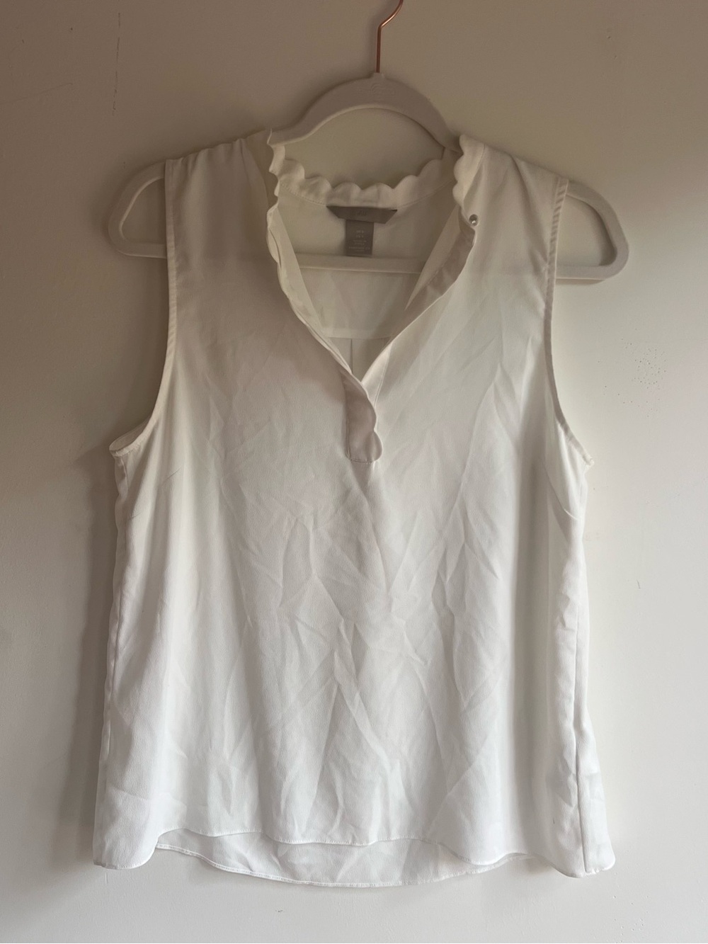 H&M White Sleeveless Scallop Neck V-Neck Camisole